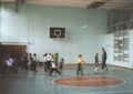 Игра в баскетбол в спортивном зале